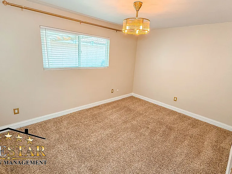 808 Hewlett St — Photo 17