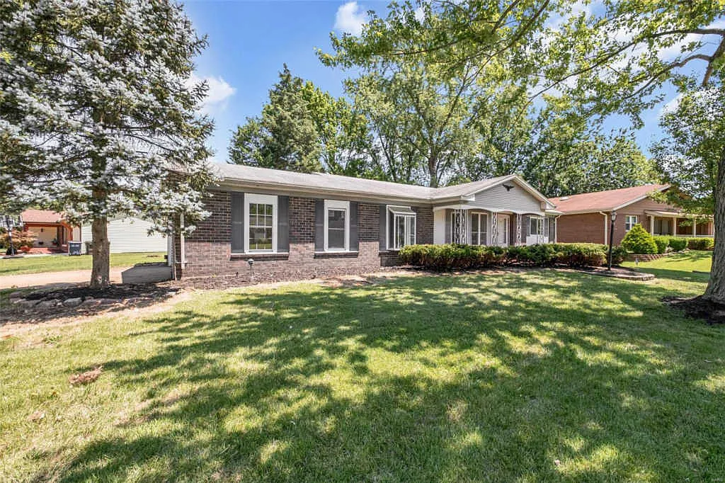 2425 Yorkshire Dr photo 1