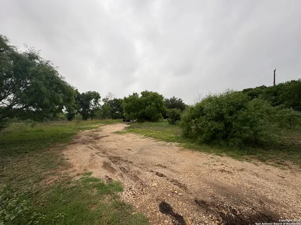 130 county road 5714, Natalia, TX 78059