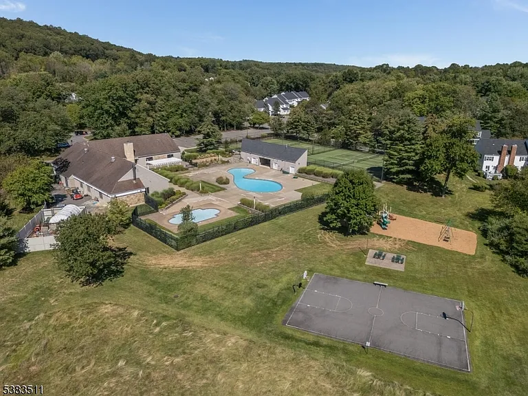 65 Hampshire Dr — Photo 28