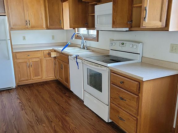 3rd image of 615 Mott St