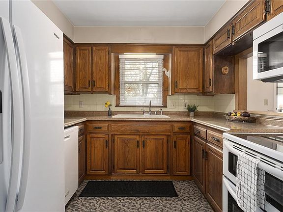 5th image of 303 Highland Ave