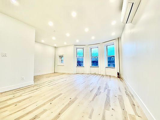 3rd image of 218 Cumberland St APT 4A