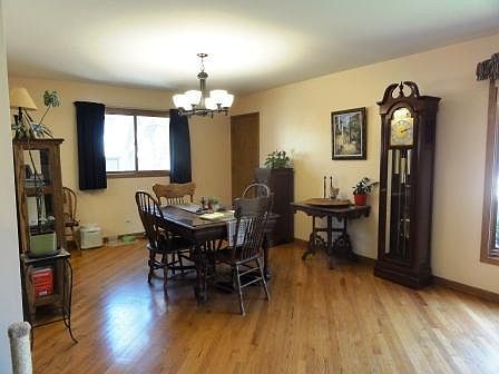 3rd image of 929 Oxford Ln