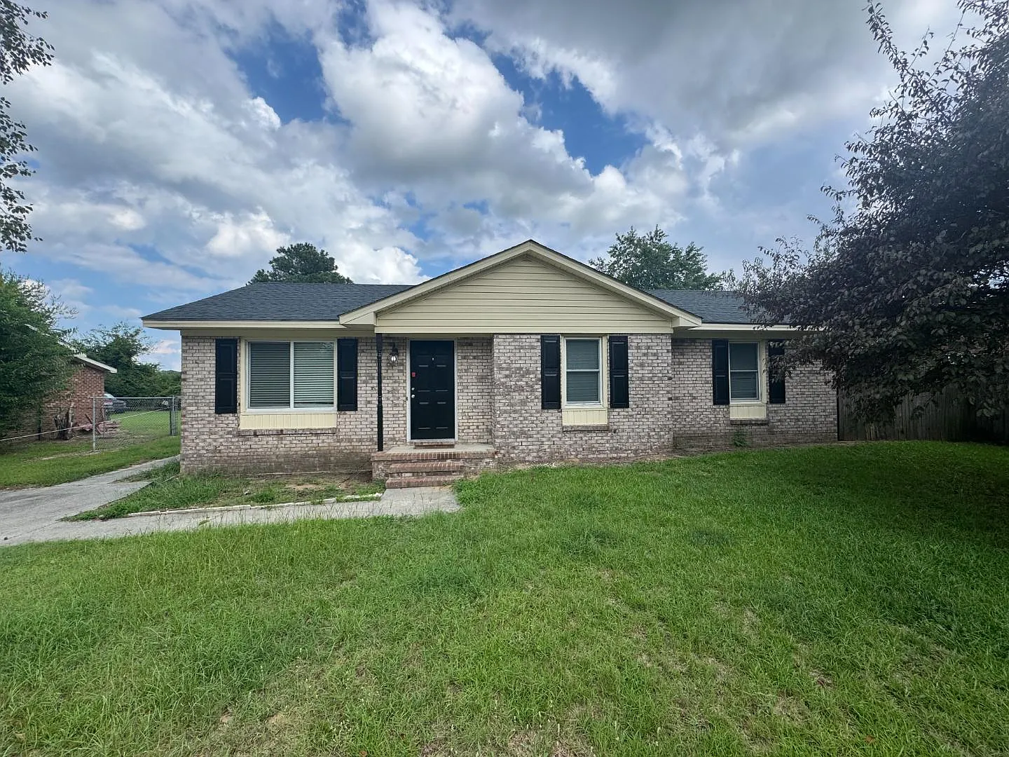304 Academy Dr — Photo 1