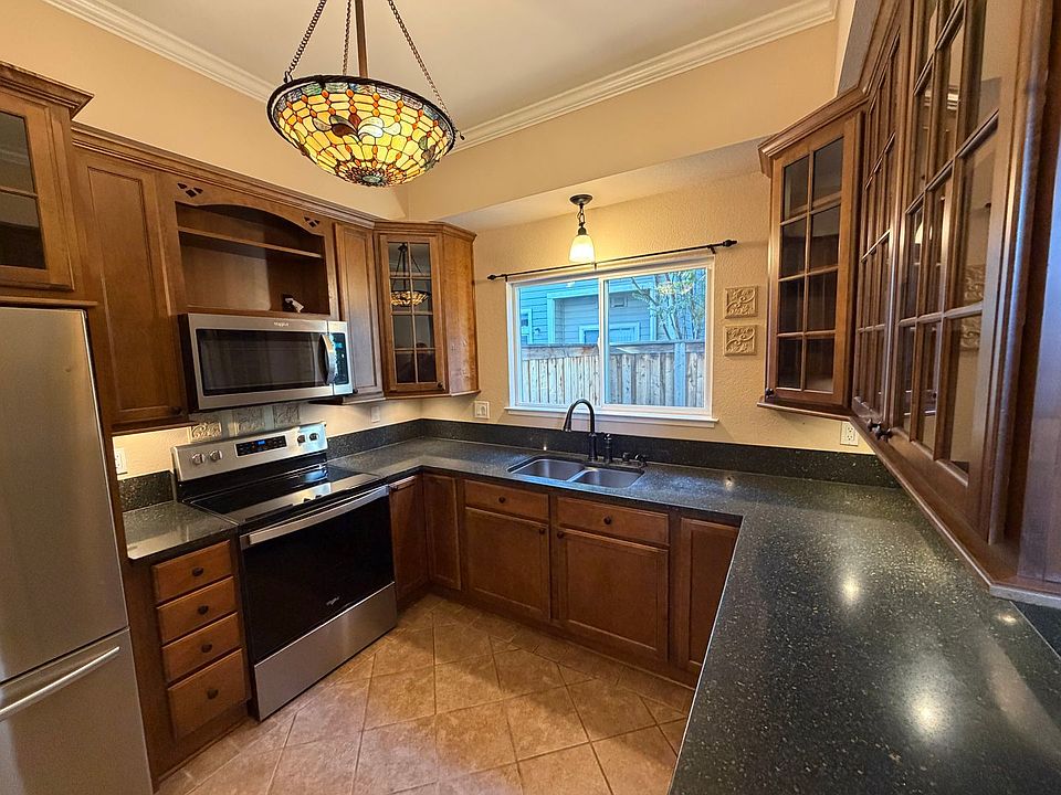 1st image of 3127 Woods Cir