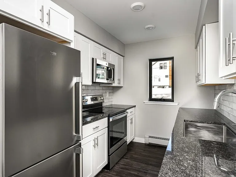 1631 E 4th St #1 — Photo 3