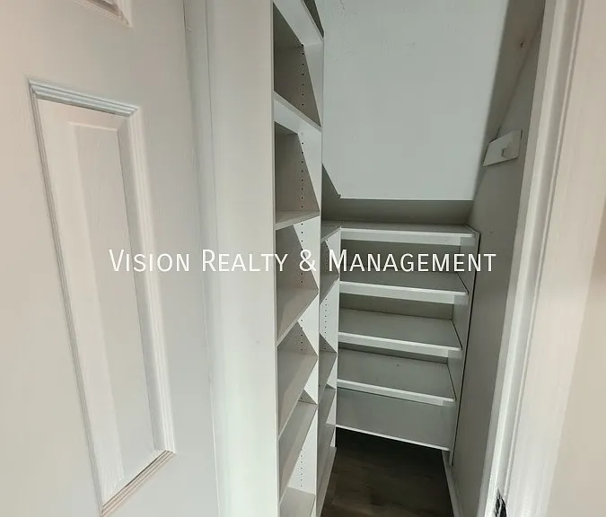 5025 Brittany Dr — Photo 17