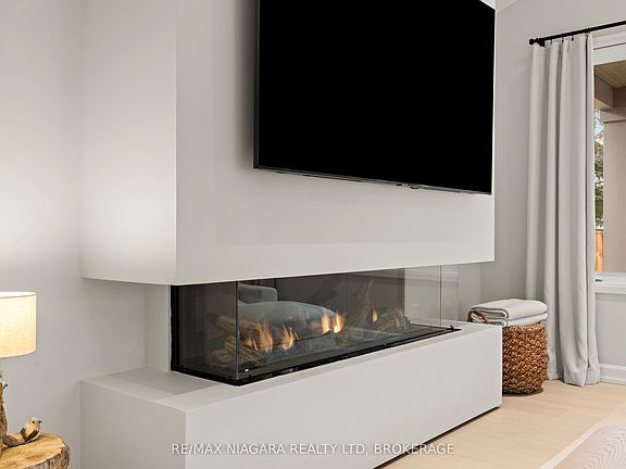 5th image of 27 Maple Leaf Ave S