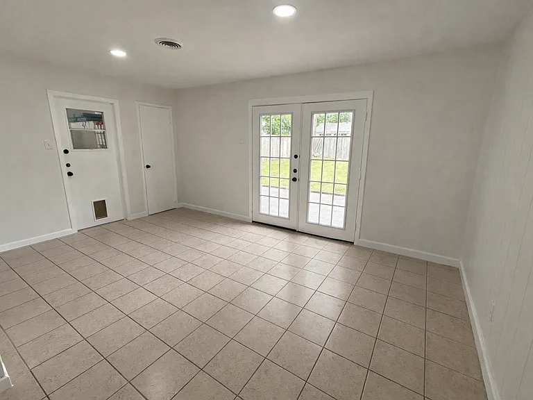 1012 Donley Dr — Photo 4