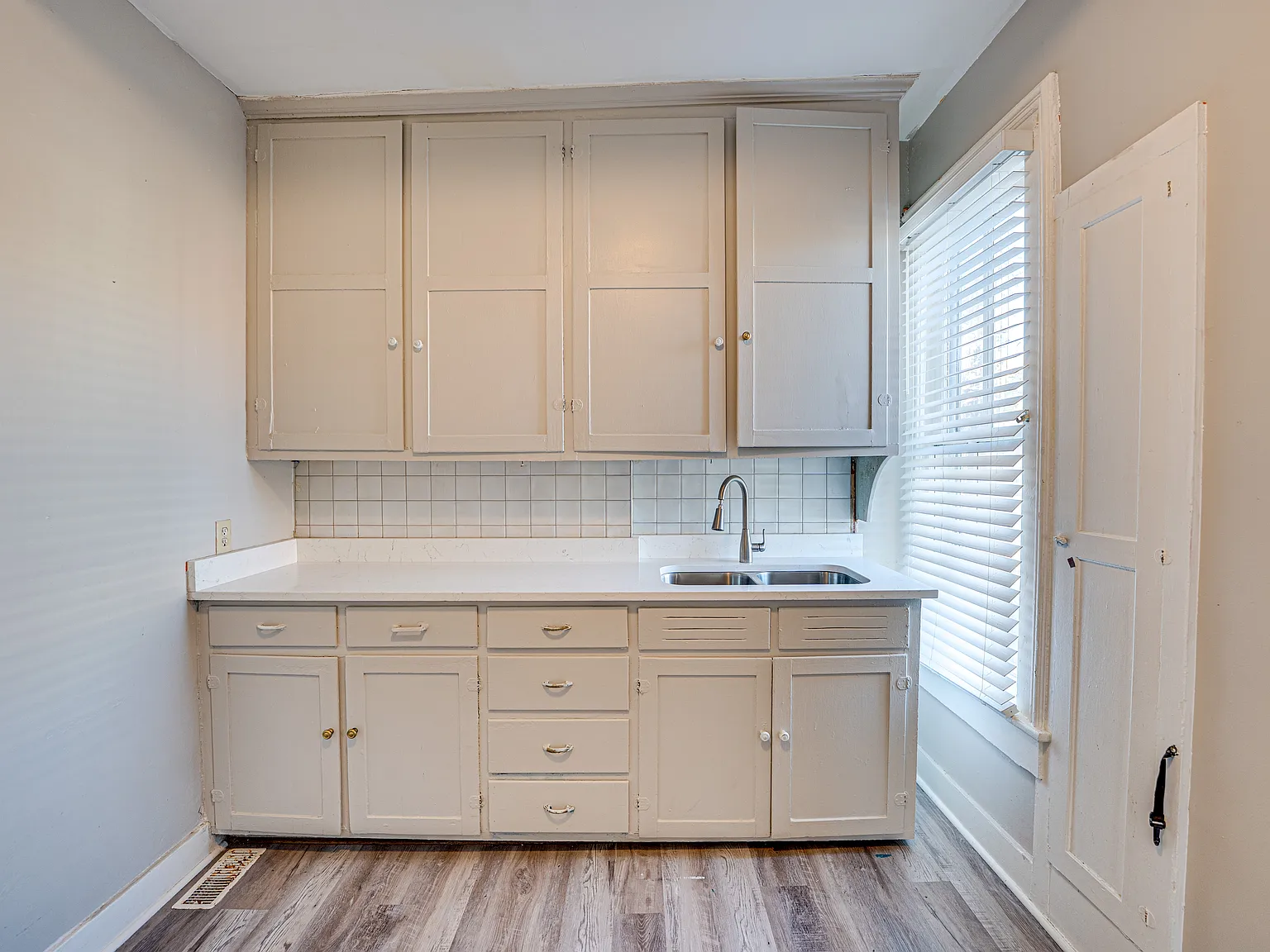 1 bed, 900 sqft, $1,300 — Photo 3
