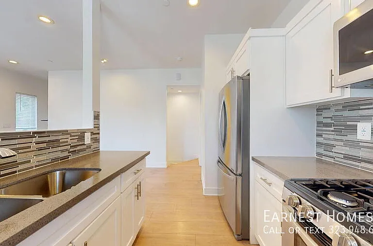 147 1/2 Roselake Ave — Photo 6