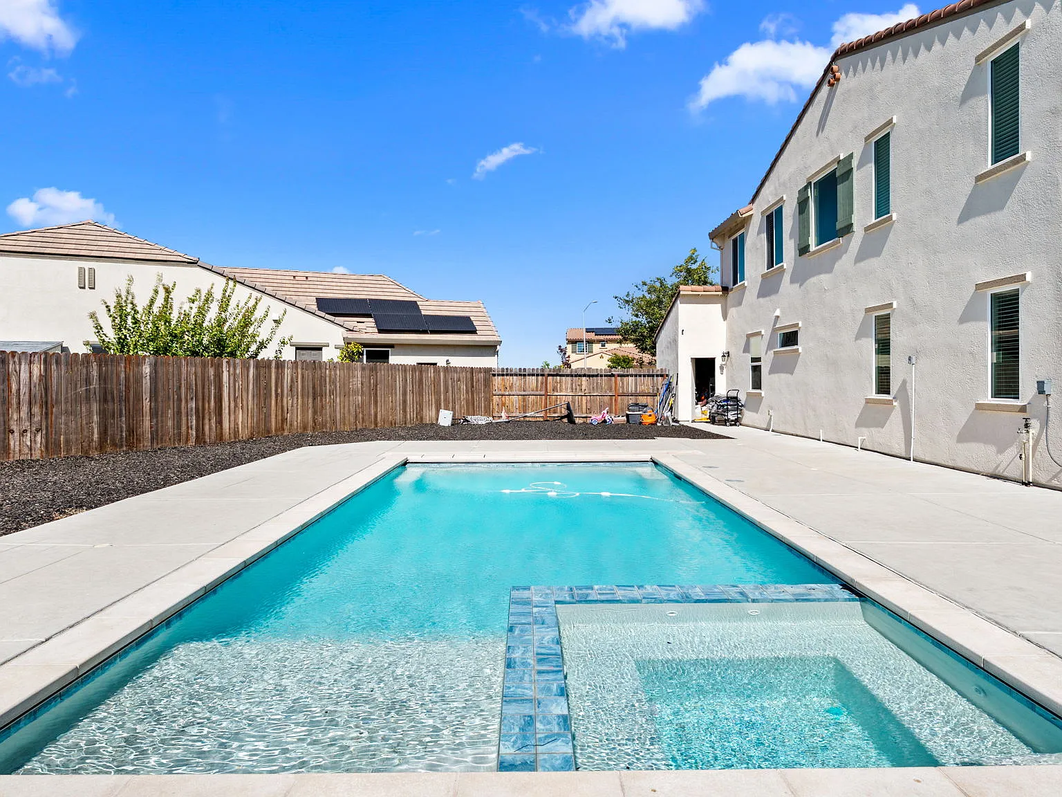 5 bed, 2557 sqft, $5,500 — Photo 2