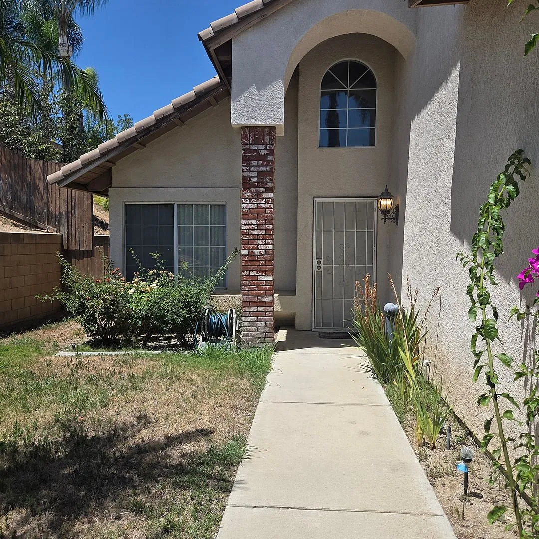 Beautiful Two-Story Home with Pool in Desirable Community — Photo 2
