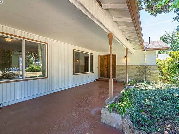 5th image of 440 SE Hankel St