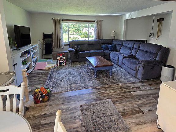 4th image of 321 Mountain Ave