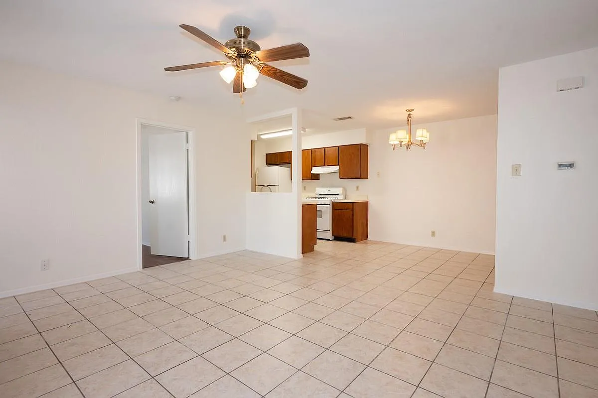3 bed, 2.0 bath, 991 sqft, $1,550 — Photo 4