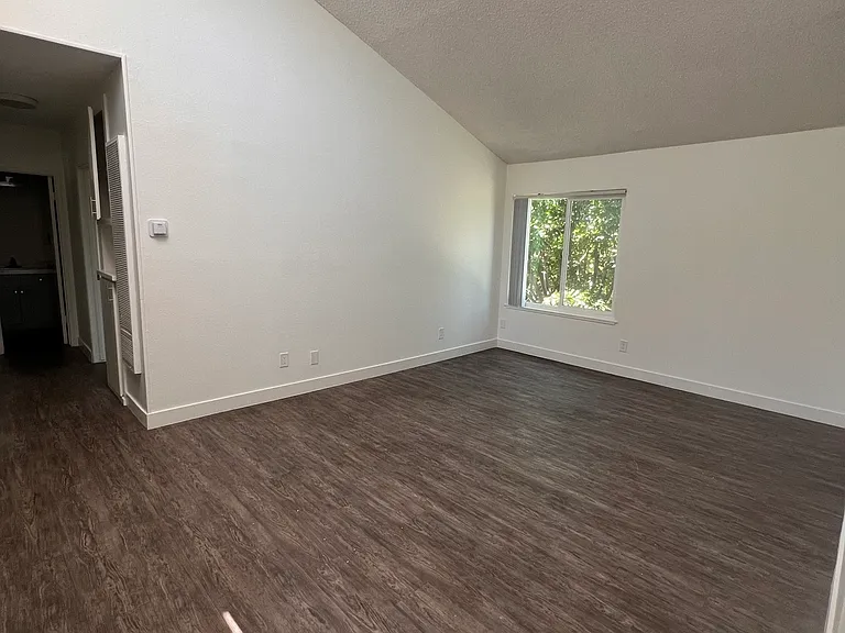 Knotty Apartments — Photo 12