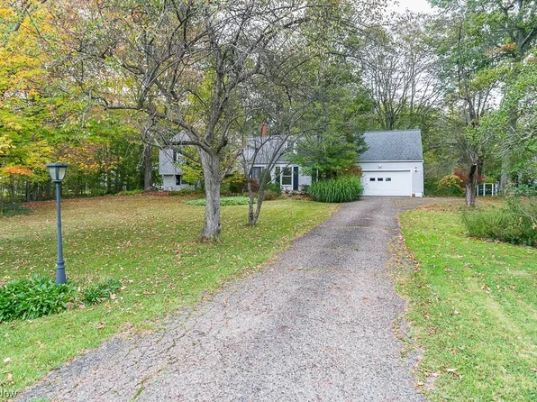 100 Maple Hill Dr, Chagrin Falls, OH 44022
