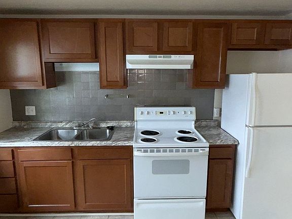 3rd image of 1006 Sunnycrest Rd #3