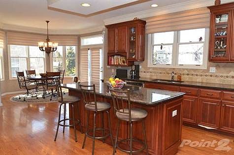 Dazzling kitchen and eating area views!