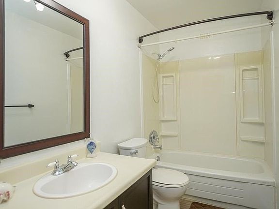 2nd image of 915 Lake Dr E #2
