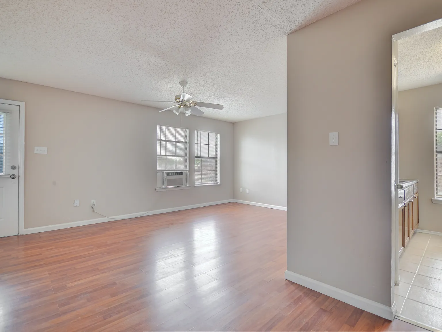 2 bed, 1.5 bath, 950 sqft, $1,050 — Photo 4
