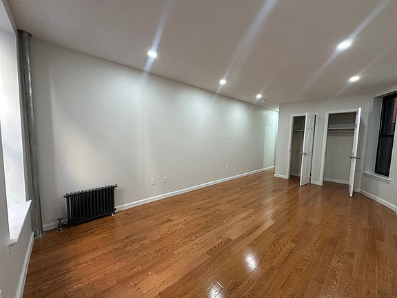 4th image of 346 W 36th St #4F