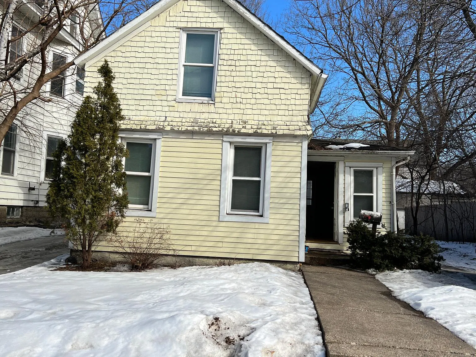 2 bed, 817 sqft, $1,300 — Photo 1
