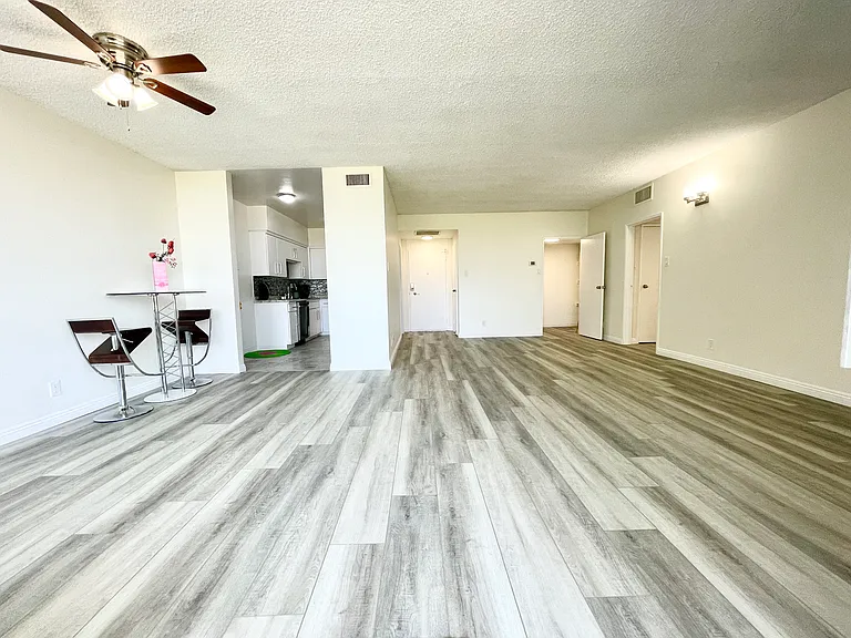 Occidental Towers Apartments — Photo 188