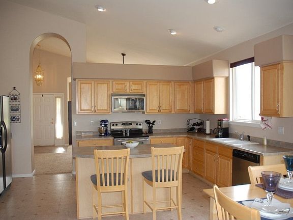 Large Kitchen w/ Island & Stainless Steel Appliances