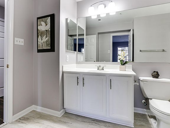 1st Level Full Bath