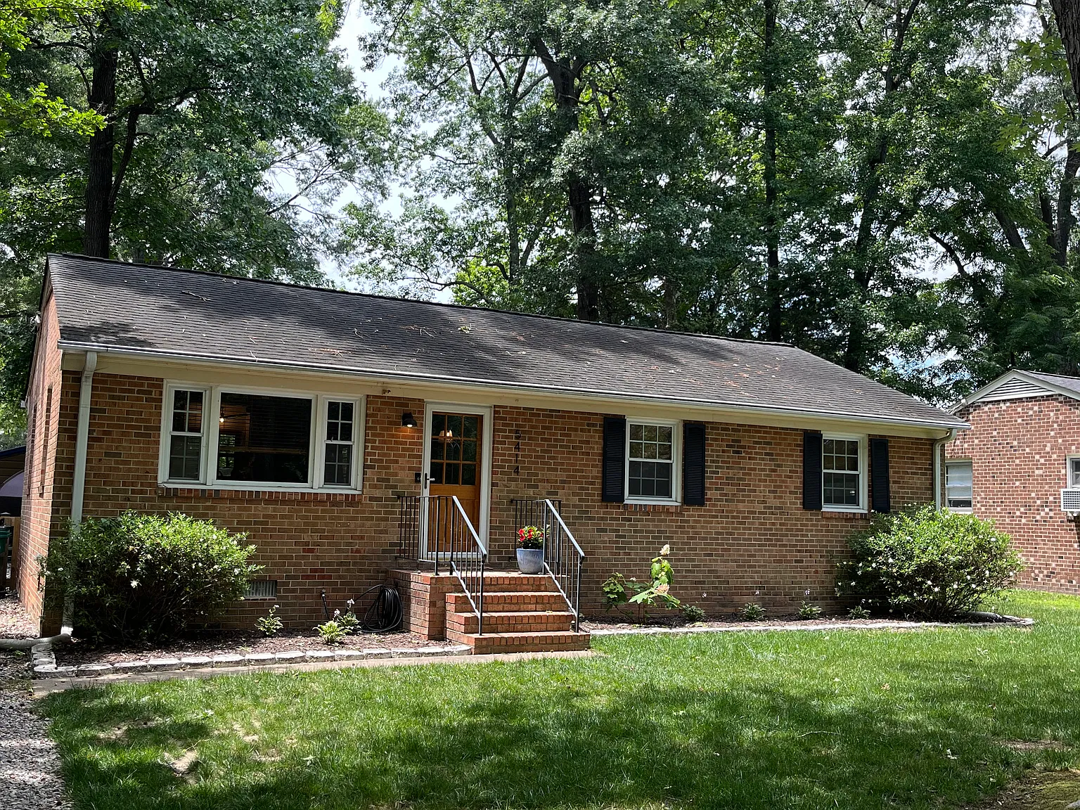 3 bed, 1.5 bath, 1125 sqft, $2,300 — Photo 2