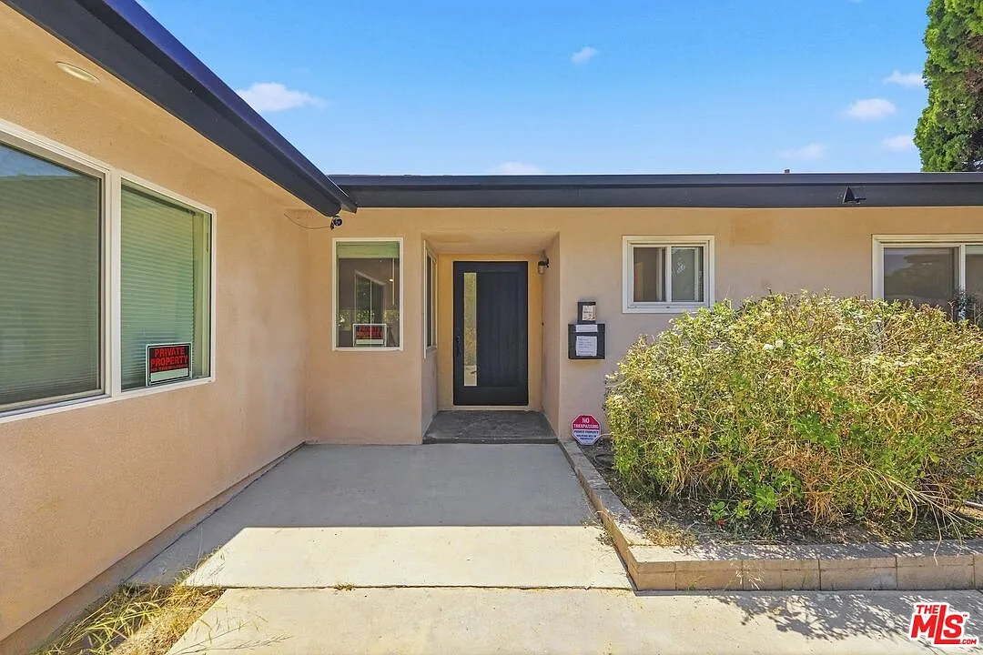 3 bed, 2.0 bath, 1718 sqft, $4,200 — Photo 2