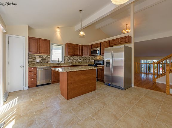 4th image of 18000 Poplar Ln