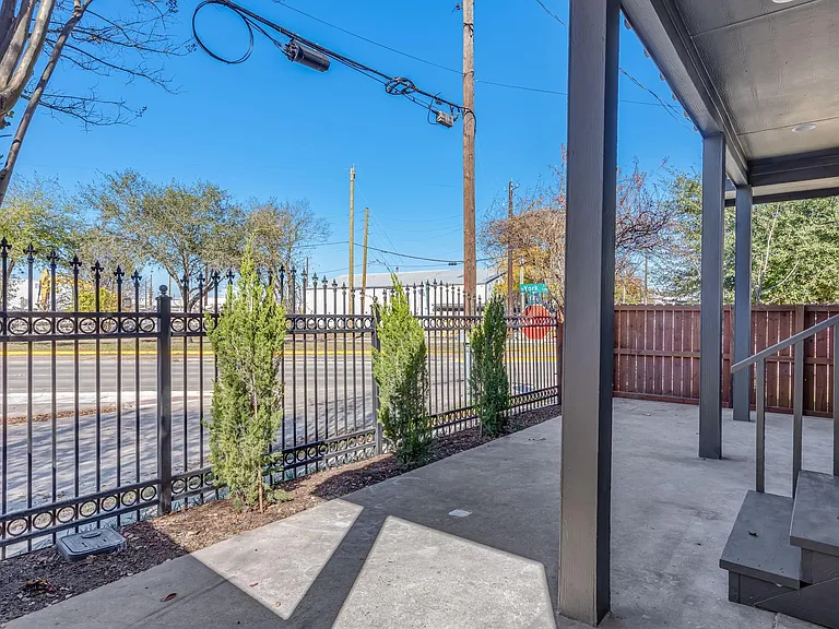 430 N Hutcheson St — Photo 2