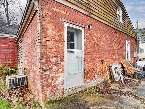 4th image of 258 E Bennett St