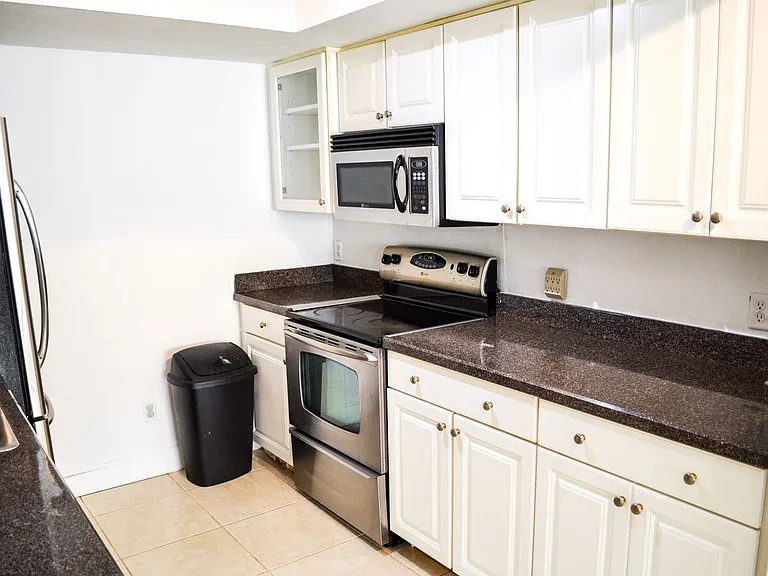 2508 SW 35th Pl #I — Photo 4