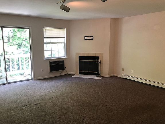 3rd image of 17 Lexington Hls Unit 9