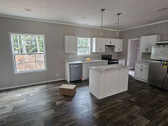 2nd image of 137 Boxwood Ln