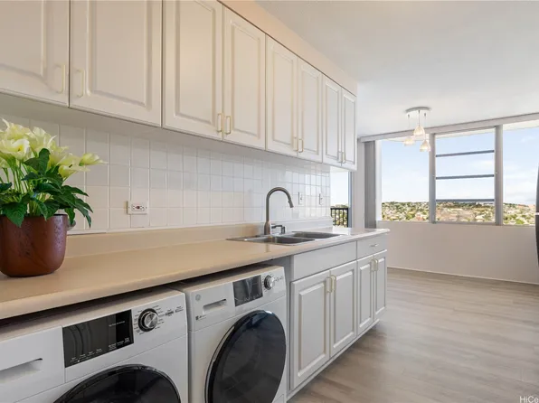 2825 S King St APT 2403, Honolulu, HI 96826