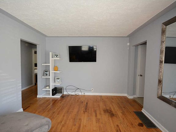 3rd image of 927 Muriel St SW
