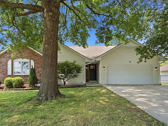 2nd image of 1500 NE Yorkshire Dr