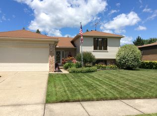 2335 Traverse Dr, Troy, MI 48083