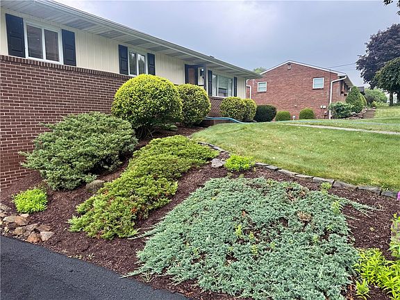 3rd image of 135 Hampton Ct