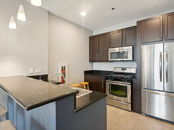 4th image of 1600 S Prairie Ave #1110