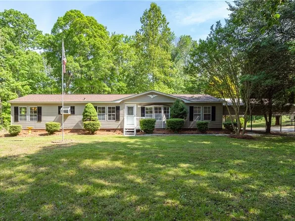 6396 Squaw Dr, Pfafftown, NC 27040
