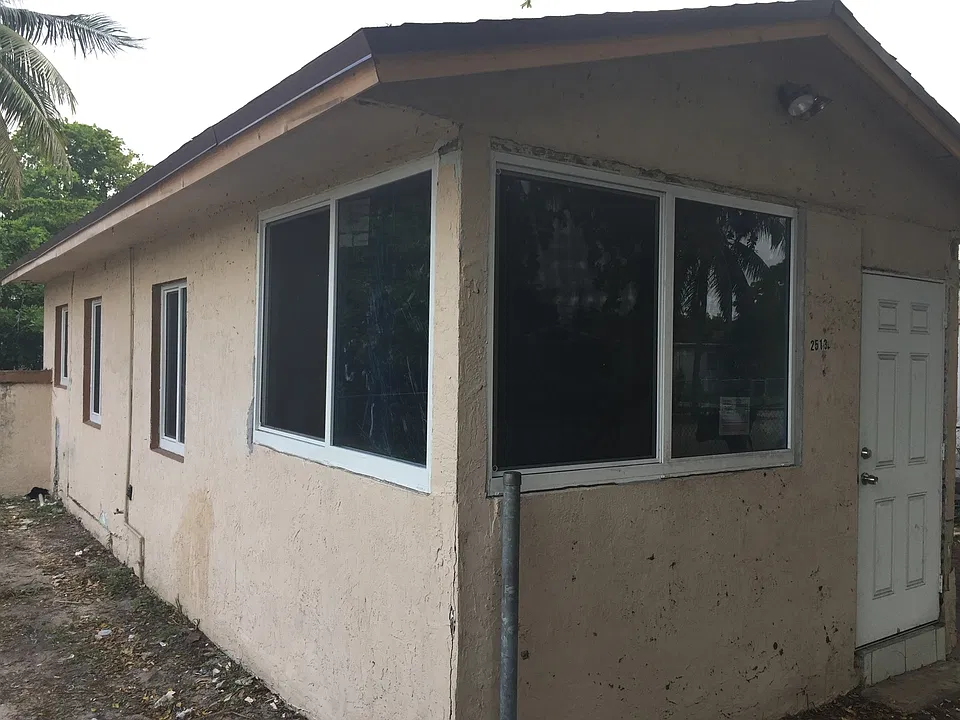 2513 NW 9th Ct