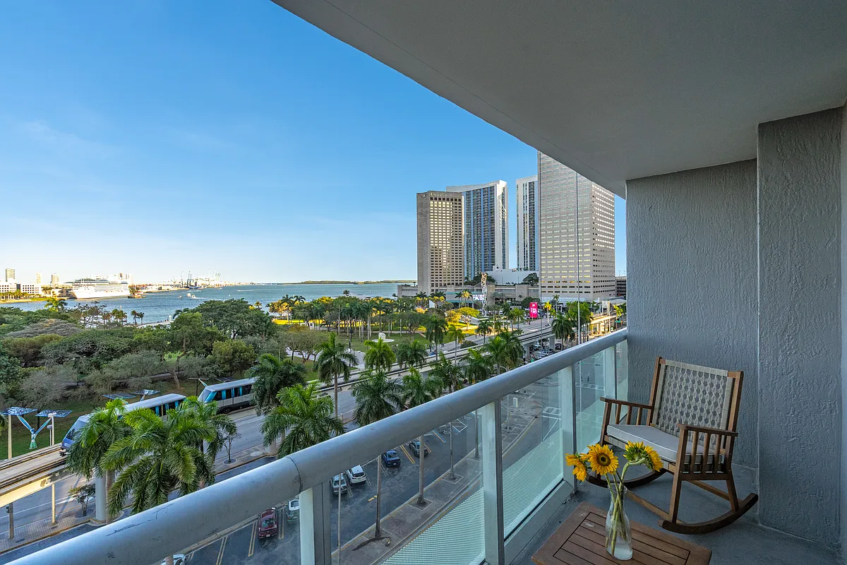 Building Photo - 50 Biscayne Blvd #803