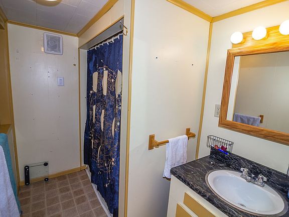5th image of 607 Norwood St